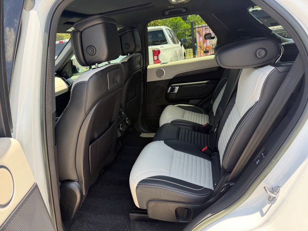 Land Rover Discovery Vehicle Full-screen Gallery Image 13