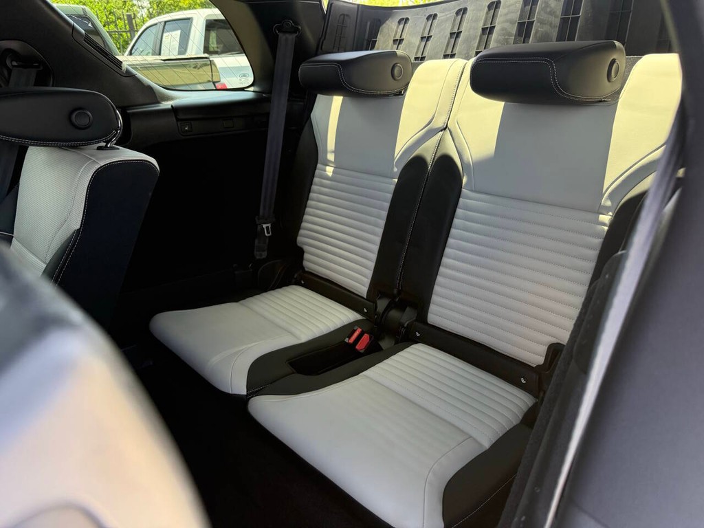 Land Rover Discovery Vehicle Full-screen Gallery Image 14