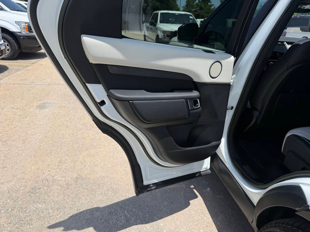 Land Rover Discovery Vehicle Full-screen Gallery Image 15
