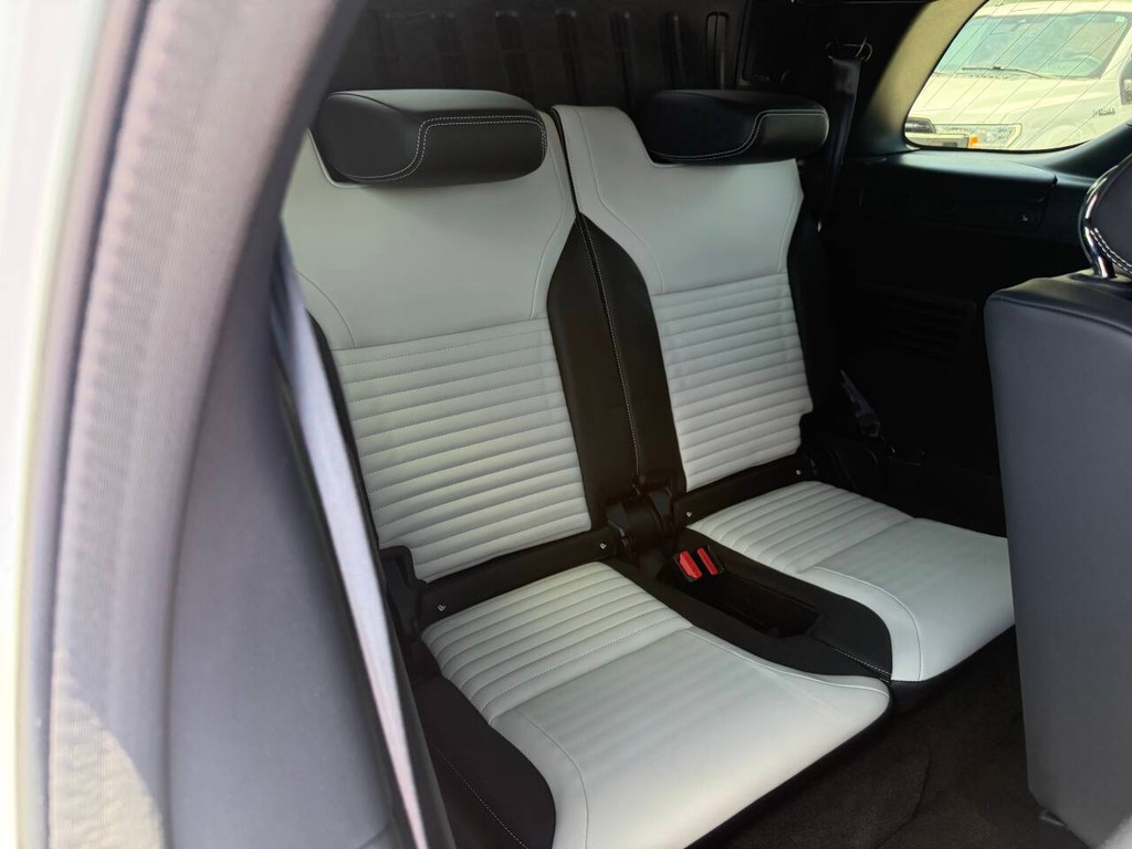 Land Rover Discovery Vehicle Full-screen Gallery Image 16