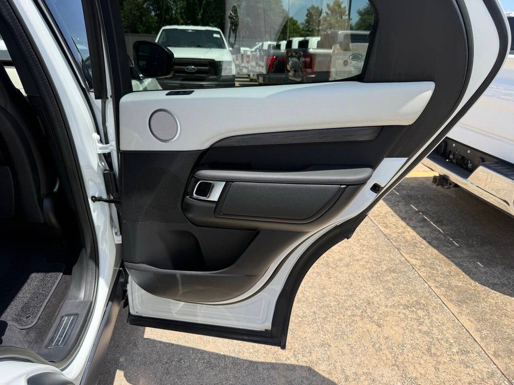 Land Rover Discovery Vehicle Full-screen Gallery Image 17