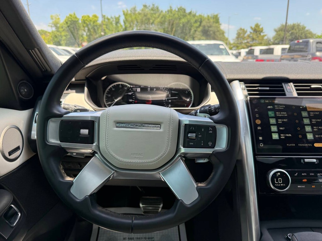 Land Rover Discovery Vehicle Full-screen Gallery Image 24