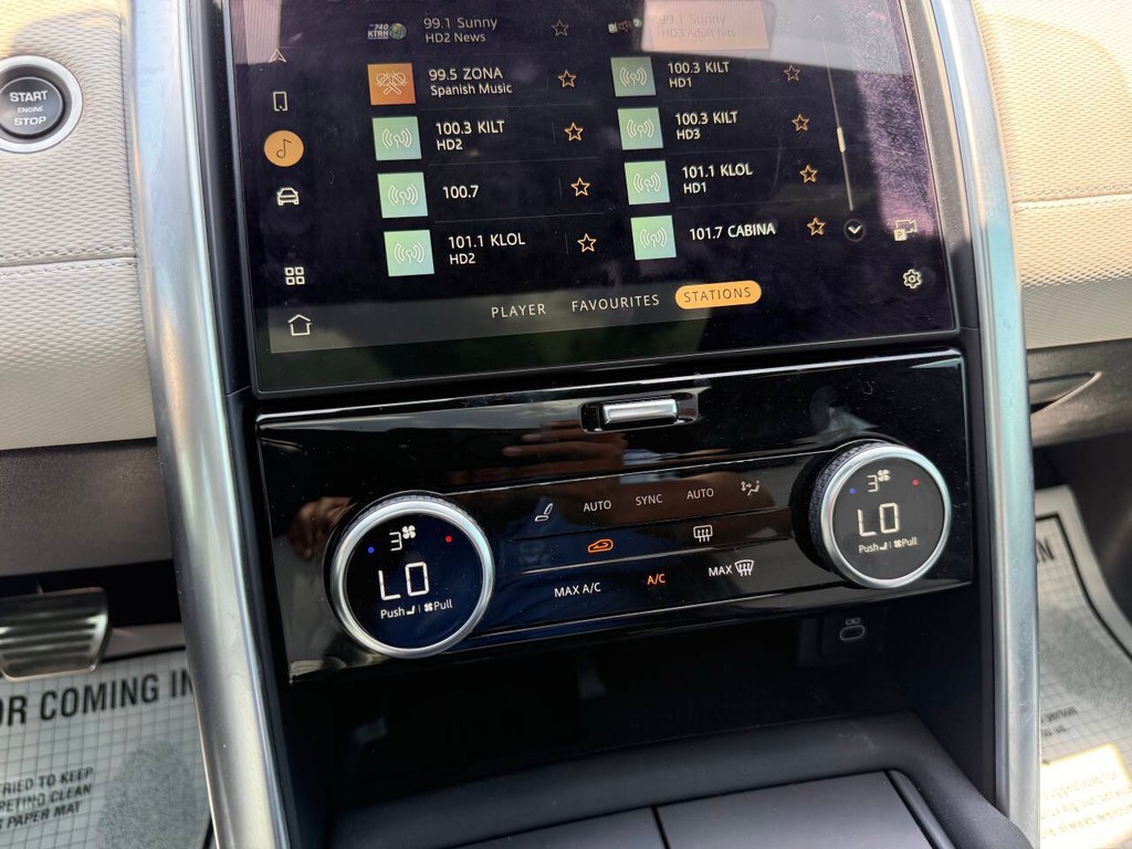Land Rover Discovery Vehicle Full-screen Gallery Image 30