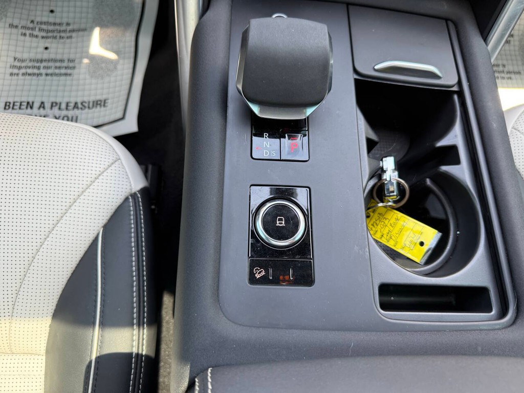 Land Rover Discovery Vehicle Full-screen Gallery Image 32