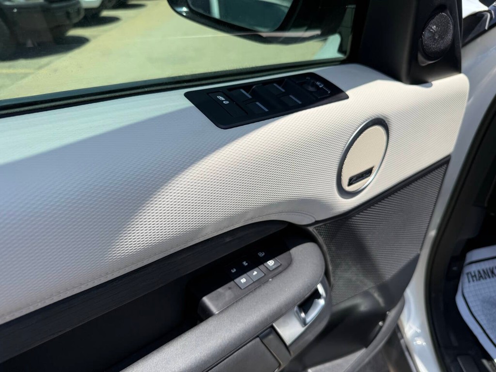 Land Rover Discovery Vehicle Full-screen Gallery Image 33