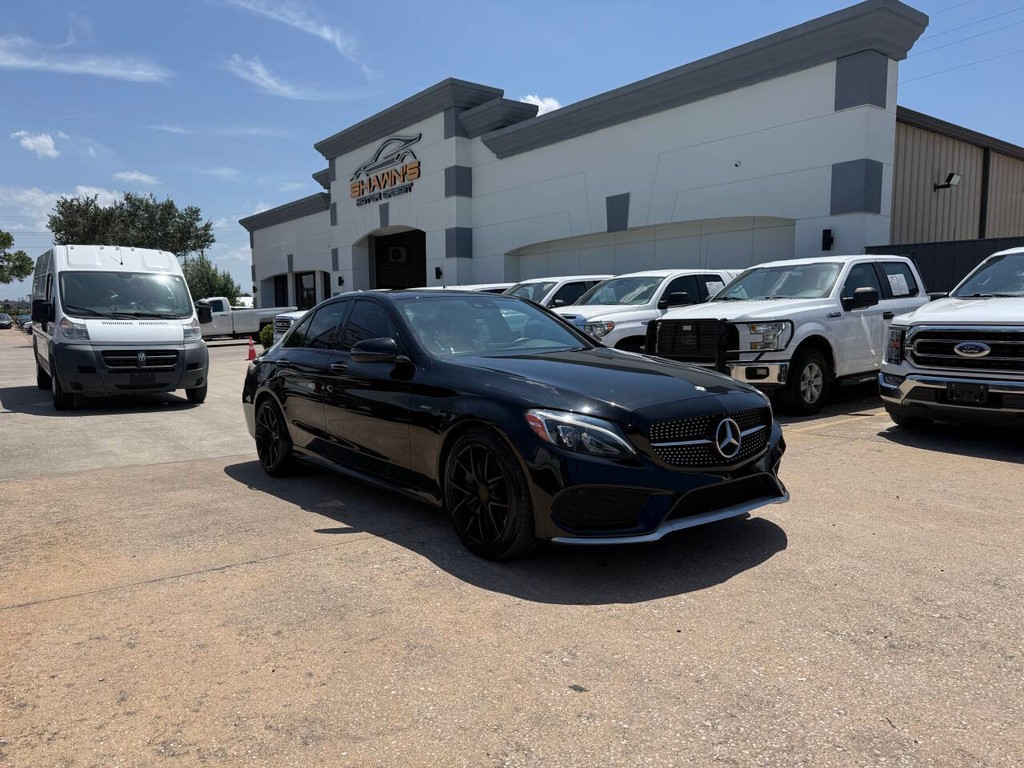 Mercedes-Benz C-Class Vehicle Full-screen Gallery Image 02