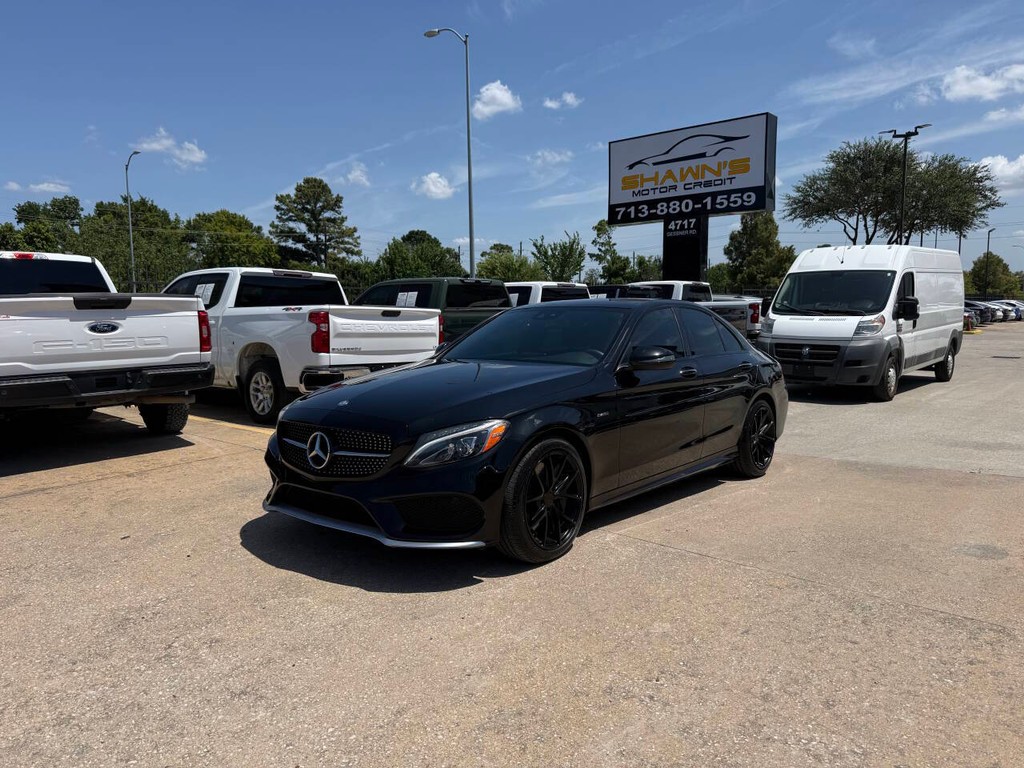 Mercedes-Benz C-Class Vehicle Full-screen Gallery Image 03