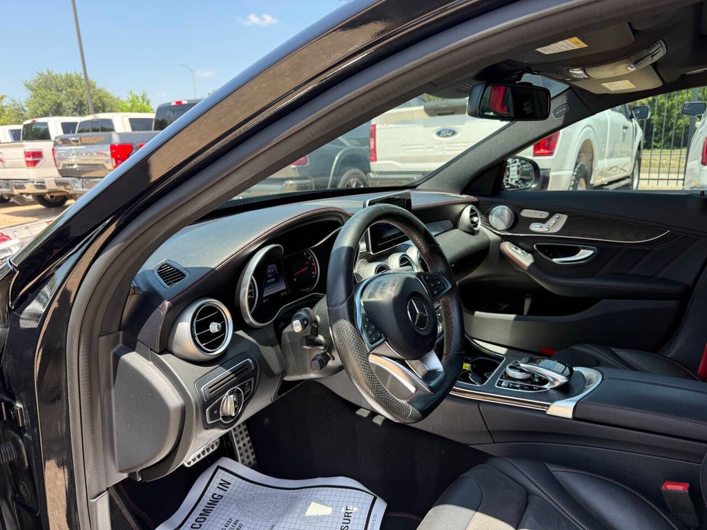 Mercedes-Benz C-Class Vehicle Full-screen Gallery Image 06