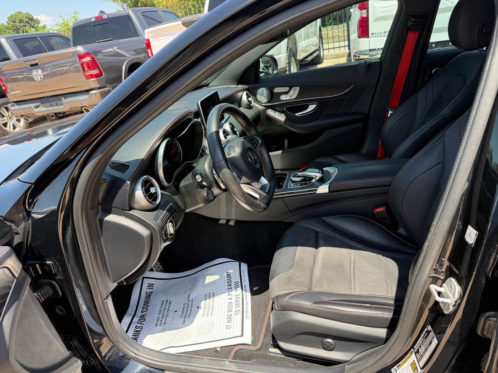 Mercedes-Benz C-Class Vehicle Full-screen Gallery Image 07