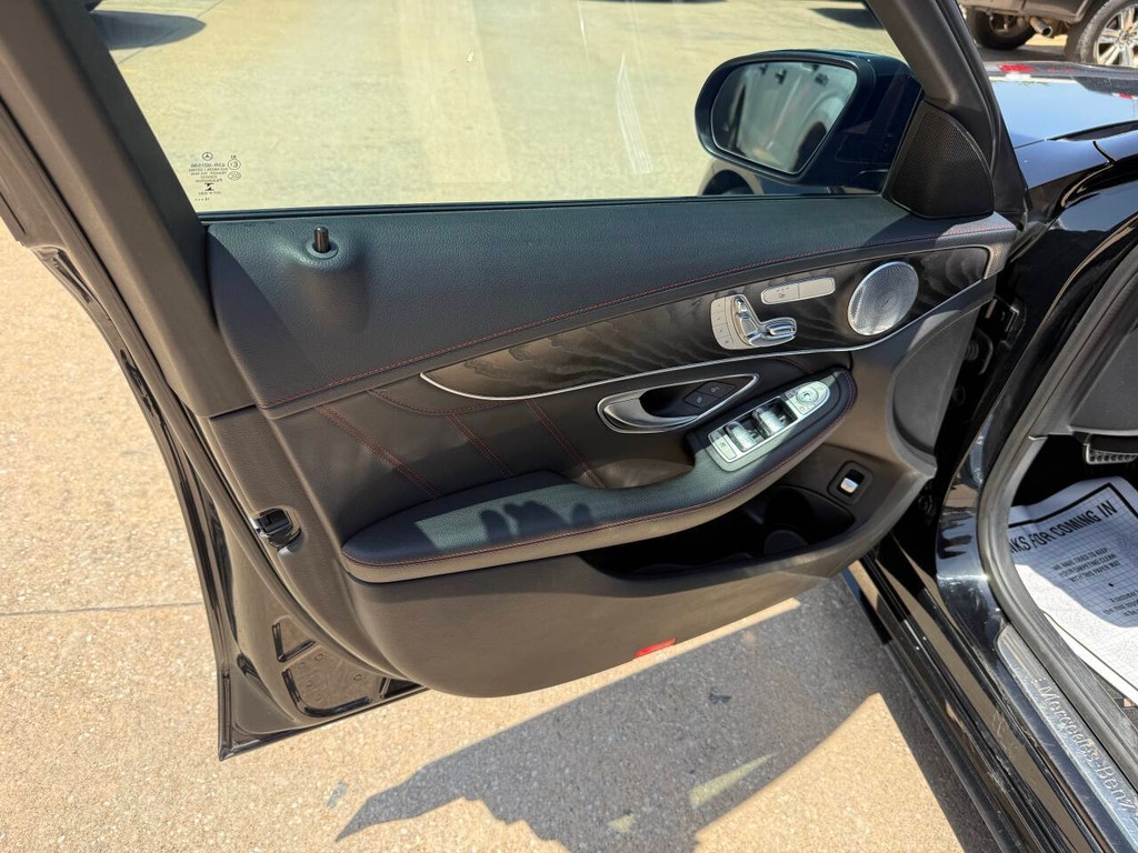 Mercedes-Benz C-Class Vehicle Full-screen Gallery Image 08