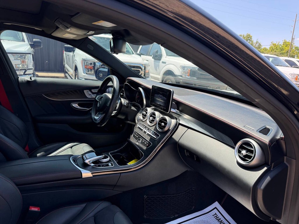 Mercedes-Benz C-Class Vehicle Full-screen Gallery Image 09