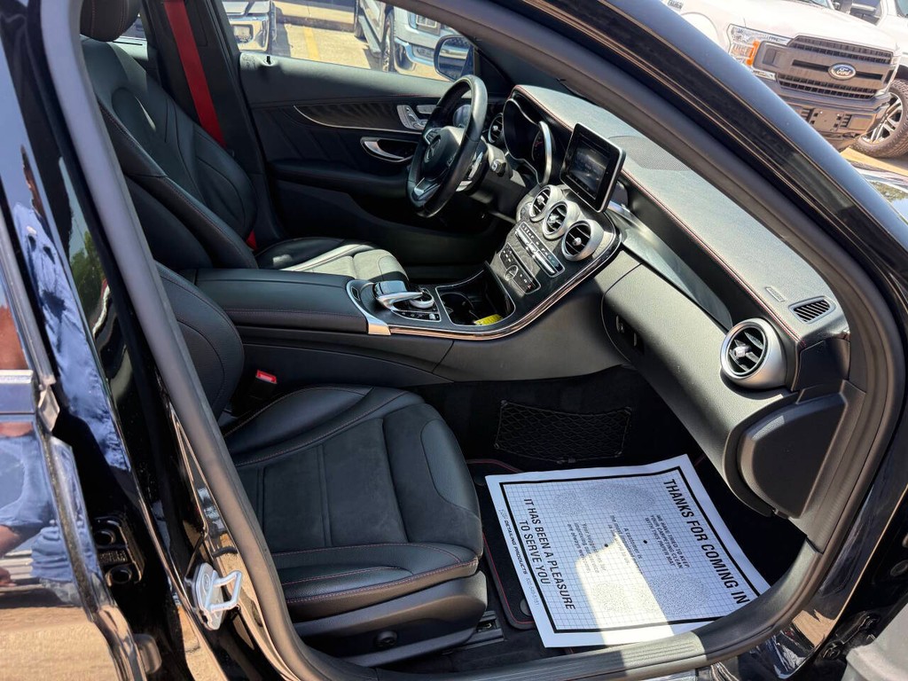Mercedes-Benz C-Class Vehicle Full-screen Gallery Image 10