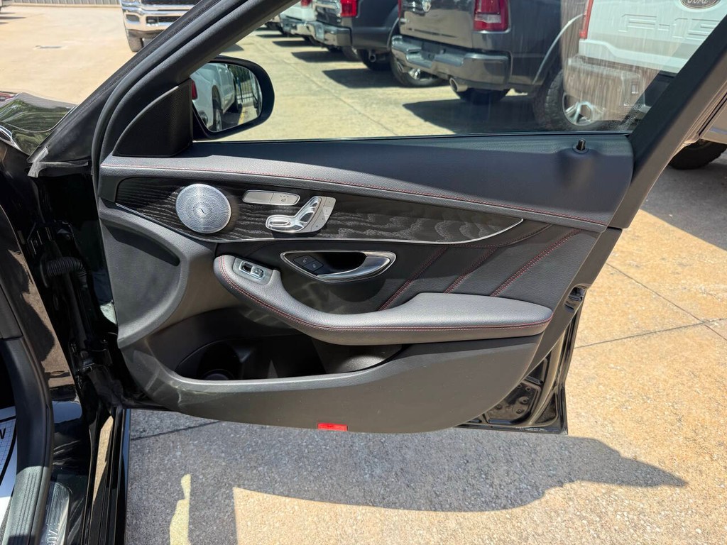 Mercedes-Benz C-Class Vehicle Full-screen Gallery Image 11