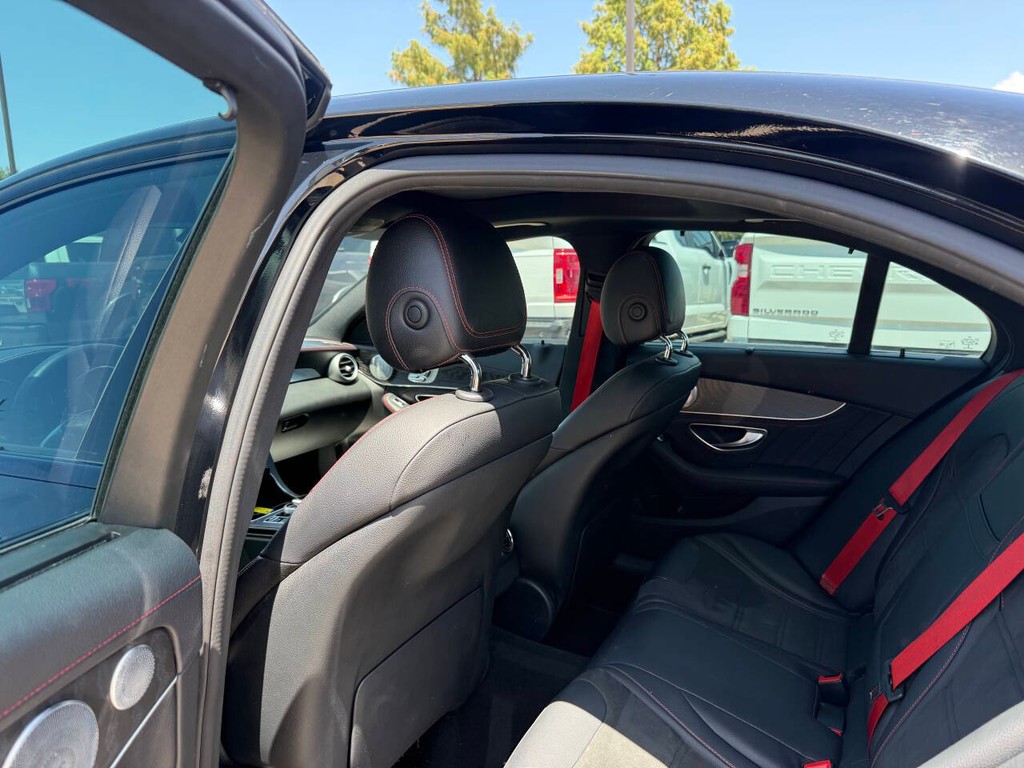 Mercedes-Benz C-Class Vehicle Full-screen Gallery Image 12