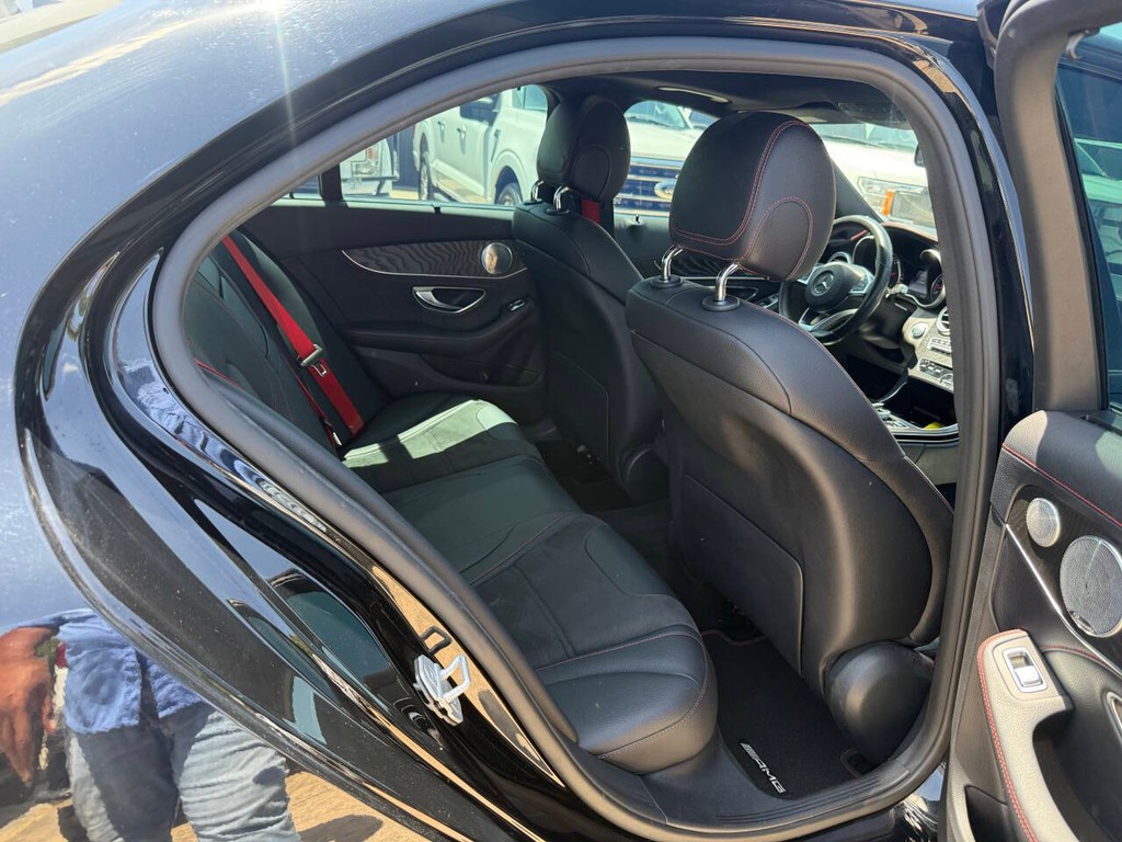 Mercedes-Benz C-Class Vehicle Full-screen Gallery Image 15