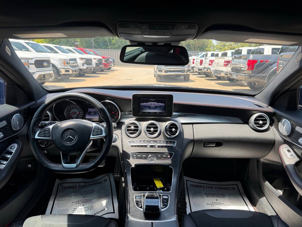 Mercedes-Benz C-Class Vehicle Full-screen Gallery Image 17