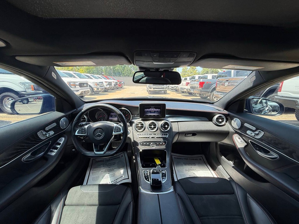 Mercedes-Benz C-Class Vehicle Full-screen Gallery Image 18