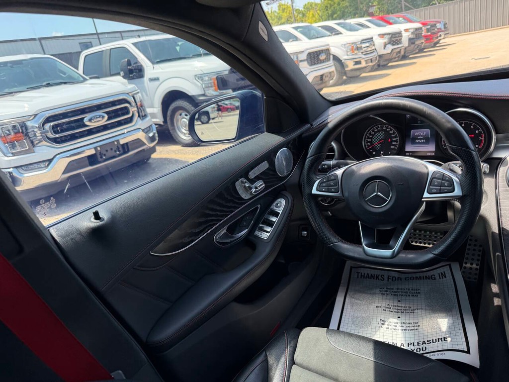Mercedes-Benz C-Class Vehicle Full-screen Gallery Image 19