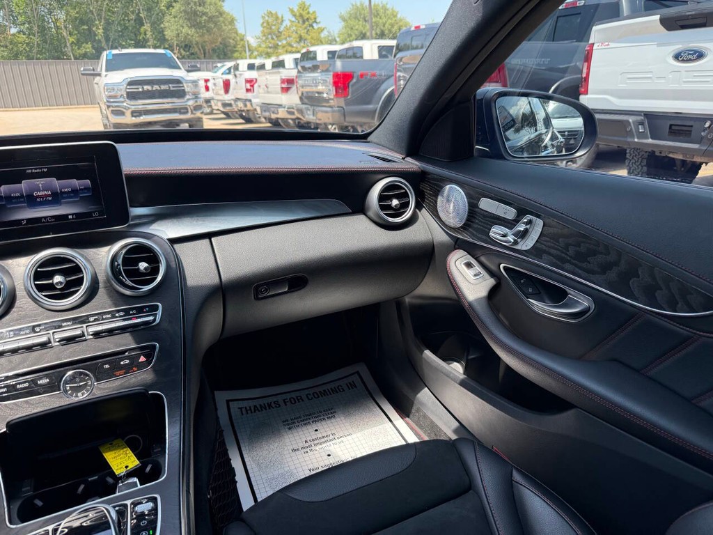 Mercedes-Benz C-Class Vehicle Full-screen Gallery Image 20