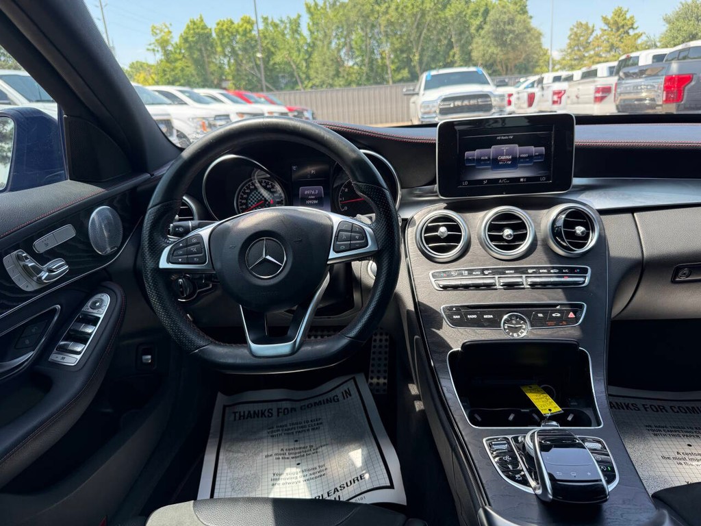 Mercedes-Benz C-Class Vehicle Full-screen Gallery Image 21
