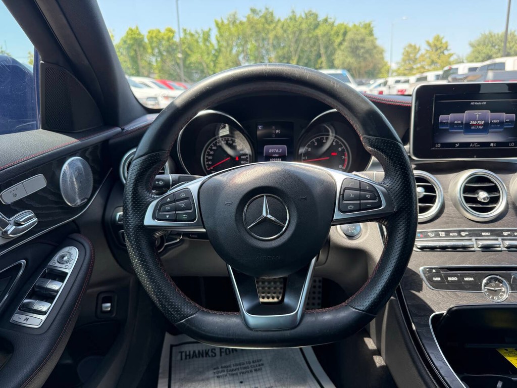 Mercedes-Benz C-Class Vehicle Full-screen Gallery Image 22