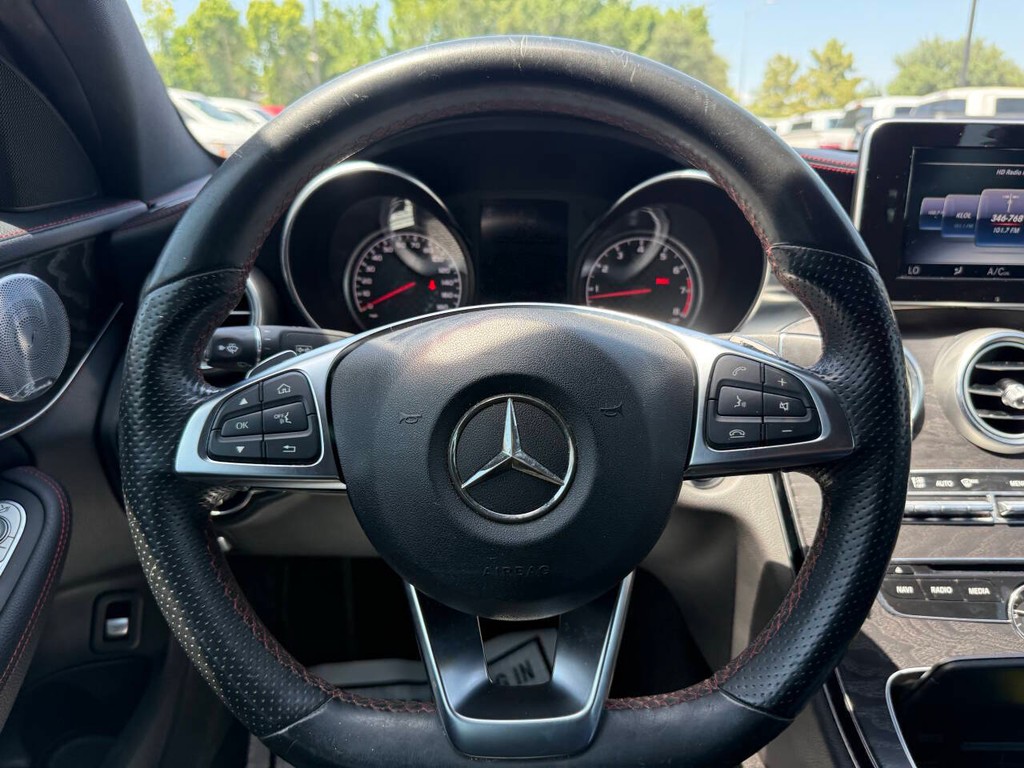 Mercedes-Benz C-Class Vehicle Full-screen Gallery Image 23