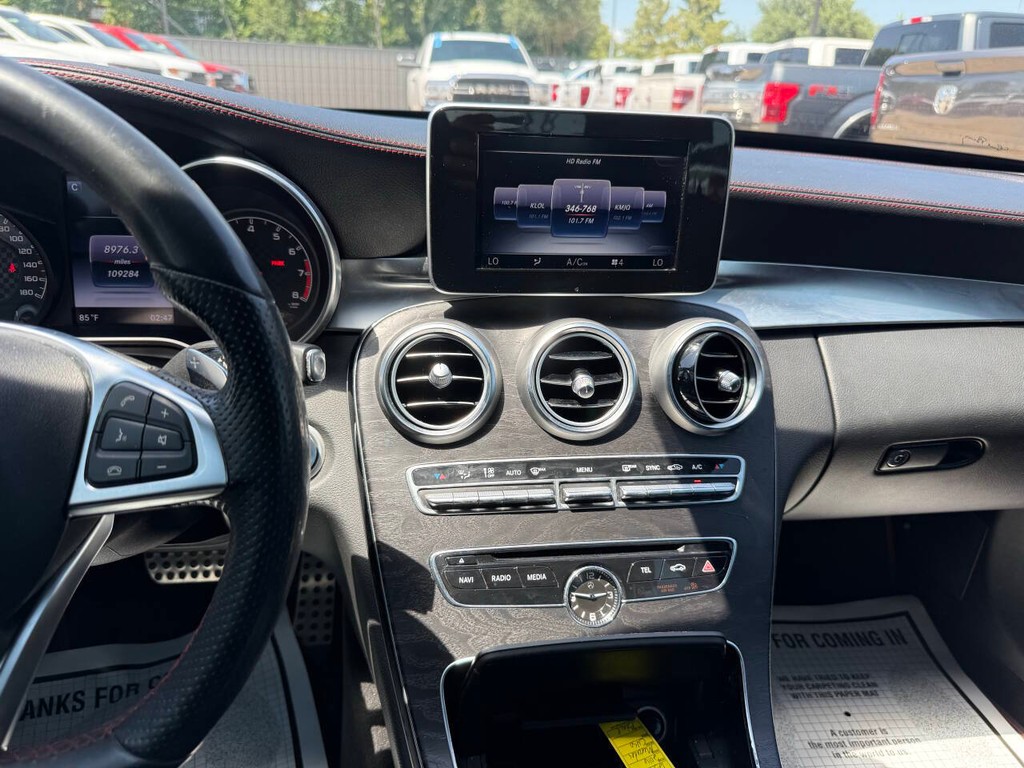 Mercedes-Benz C-Class Vehicle Full-screen Gallery Image 24