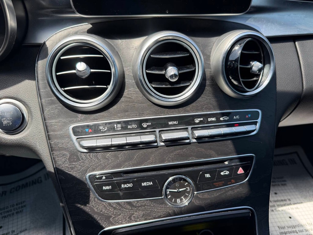 Mercedes-Benz C-Class Vehicle Full-screen Gallery Image 27