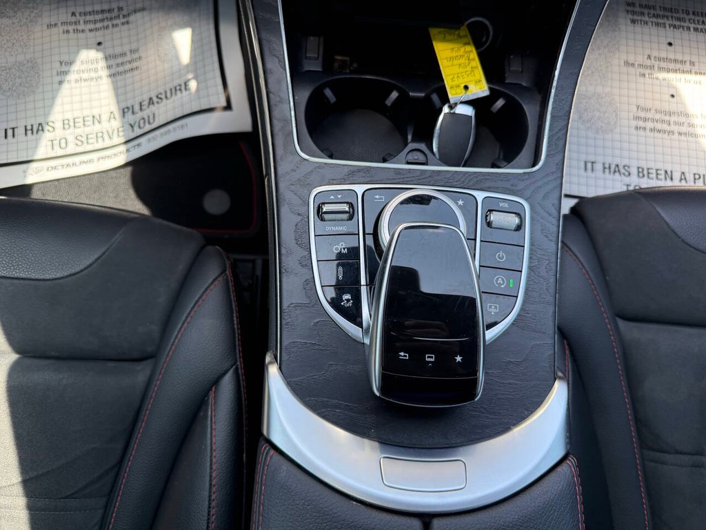 Mercedes-Benz C-Class Vehicle Full-screen Gallery Image 28