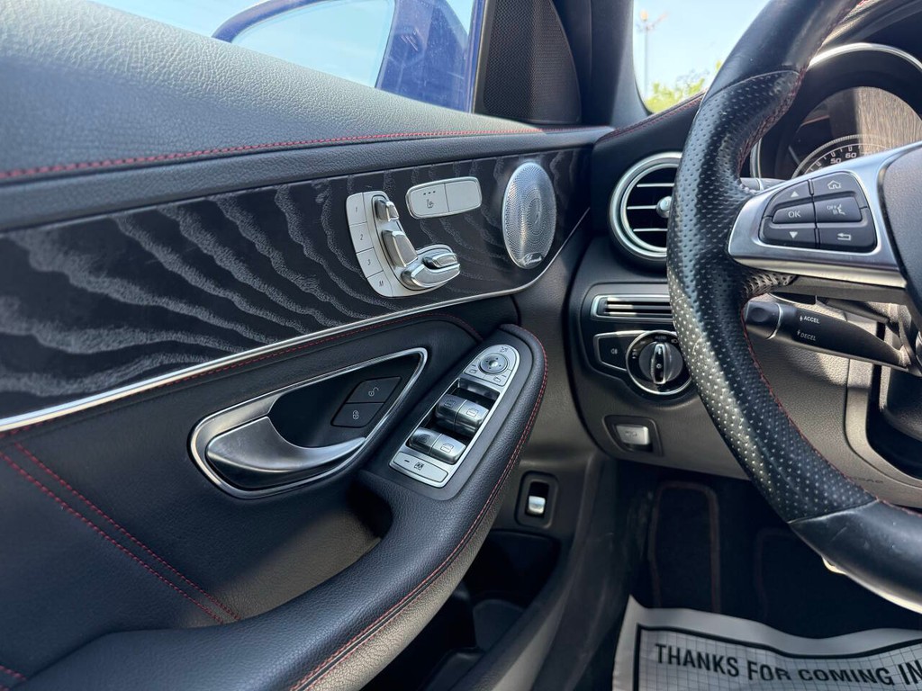 Mercedes-Benz C-Class Vehicle Full-screen Gallery Image 29