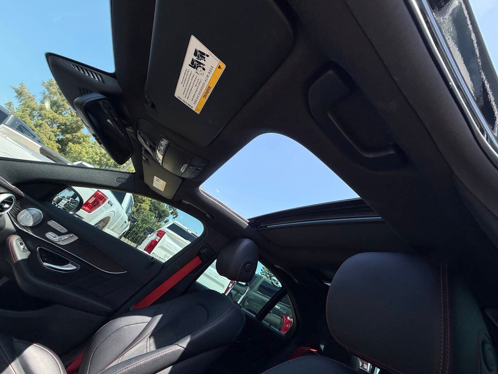 Mercedes-Benz C-Class Vehicle Full-screen Gallery Image 30