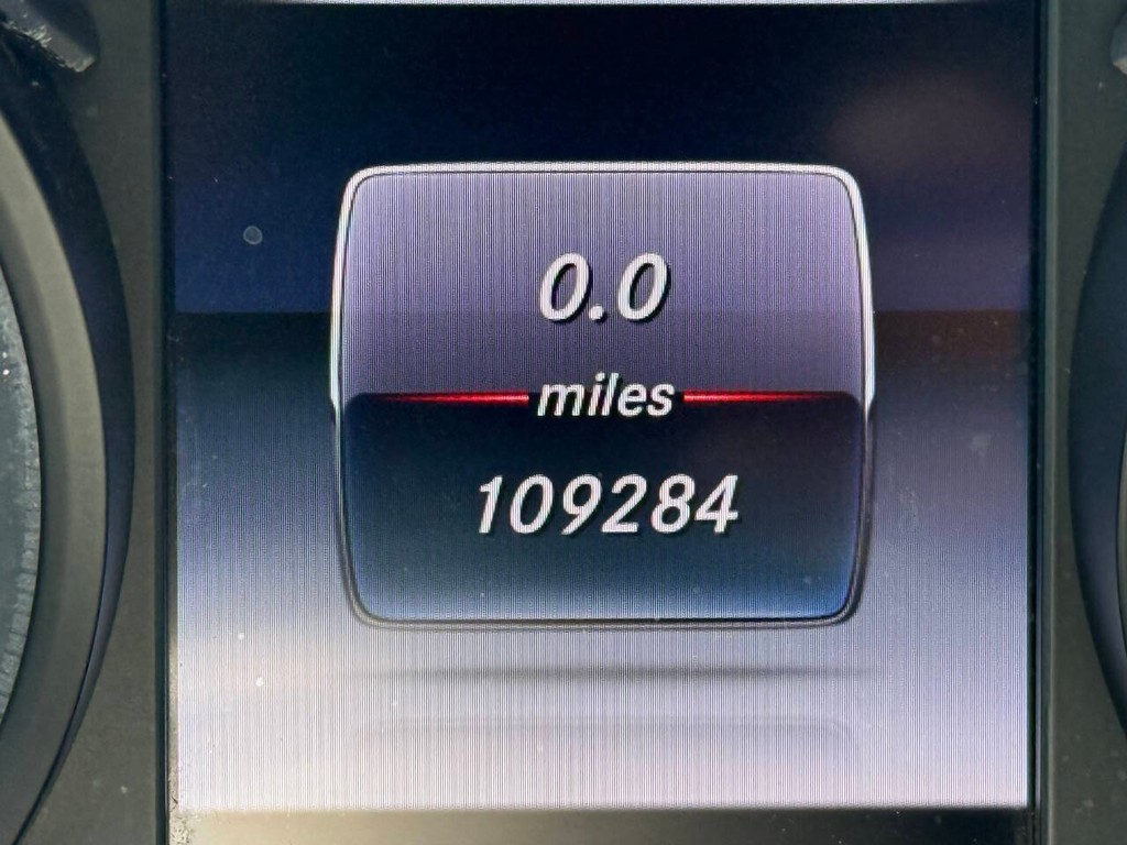 Mercedes-Benz C-Class Vehicle Full-screen Gallery Image 31
