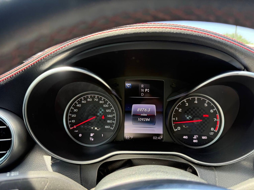 Mercedes-Benz C-Class Vehicle Full-screen Gallery Image 32