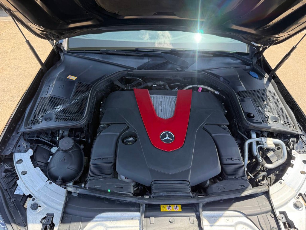 Mercedes-Benz C-Class Vehicle Full-screen Gallery Image 34