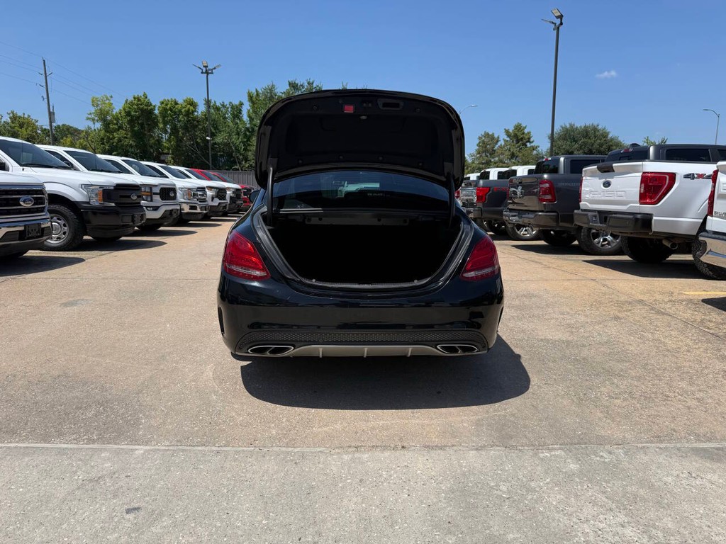Mercedes-Benz C-Class Vehicle Full-screen Gallery Image 36