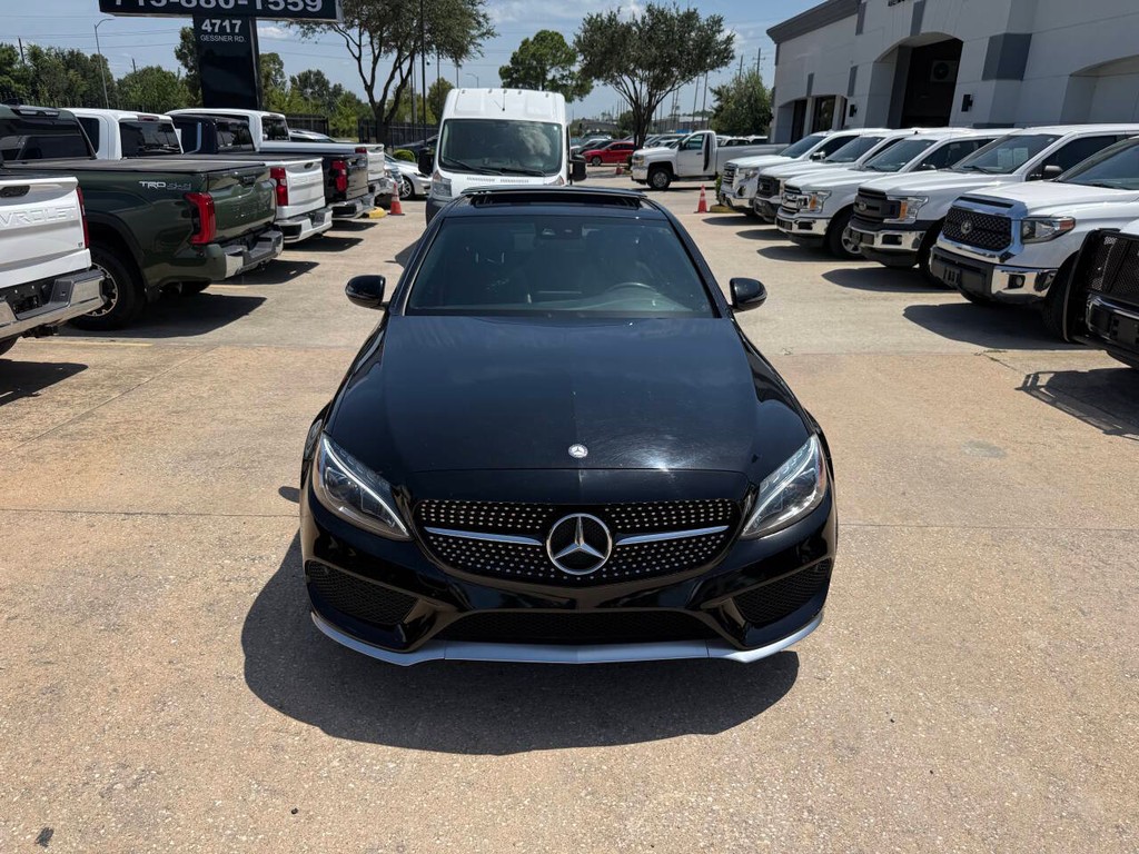 Mercedes-Benz C-Class Vehicle Full-screen Gallery Image 38