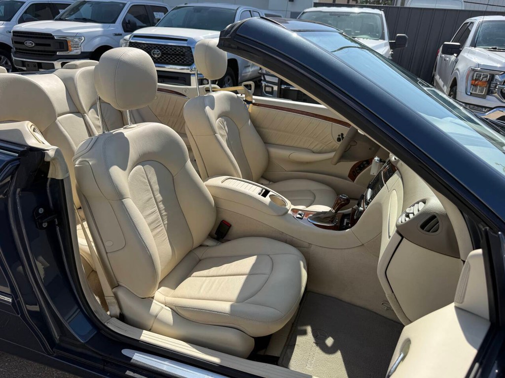 Mercedes-Benz CLK Vehicle Full-screen Gallery Image 15
