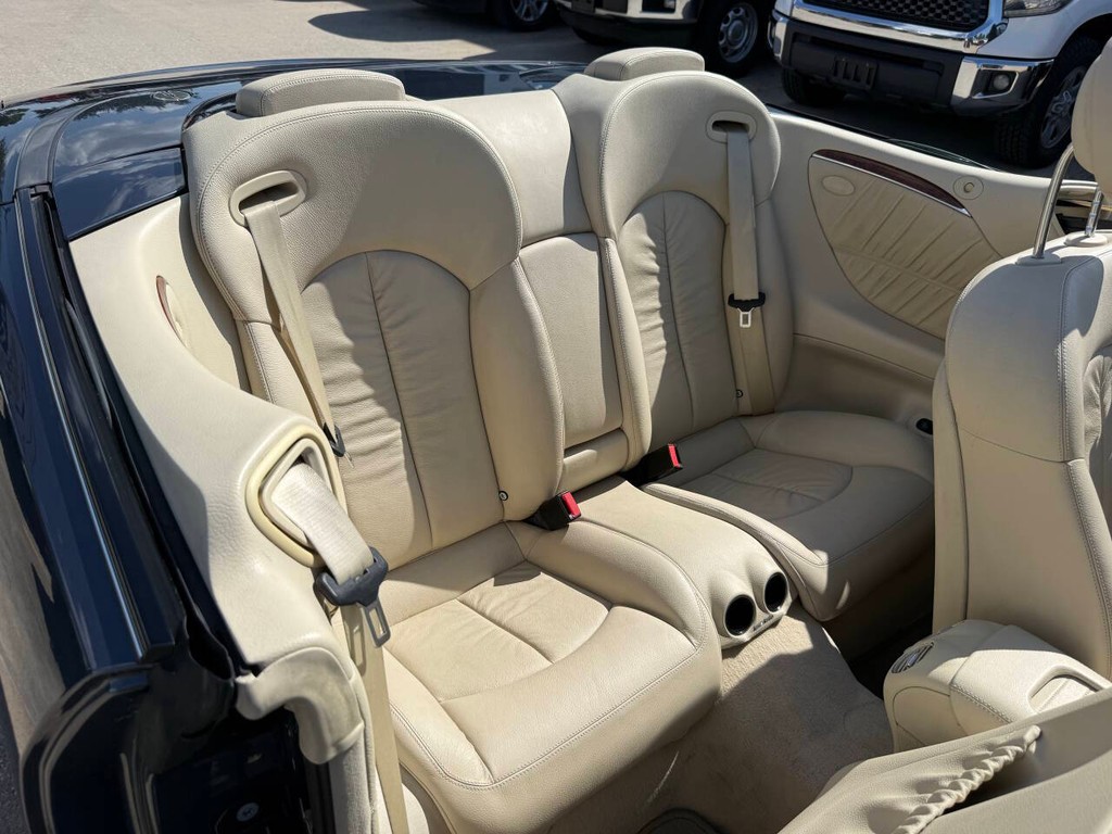 Mercedes-Benz CLK Vehicle Full-screen Gallery Image 16