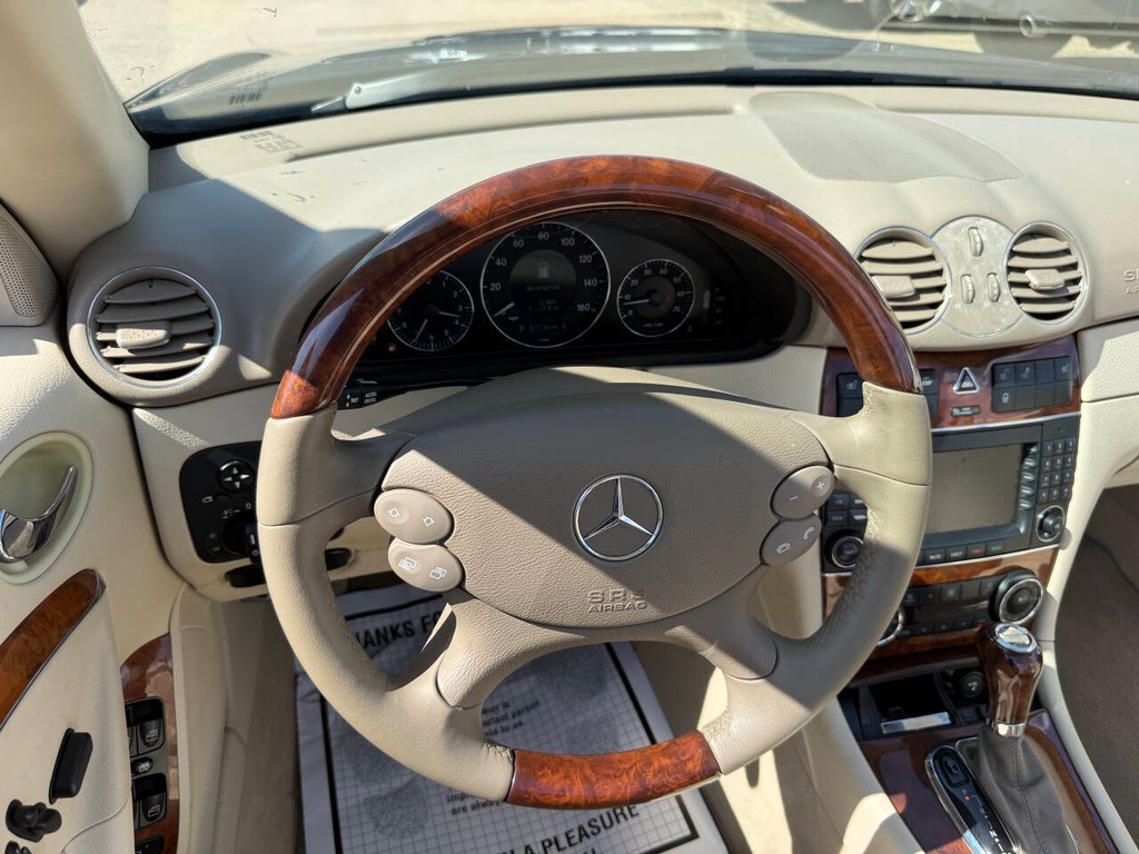 Mercedes-Benz CLK Vehicle Full-screen Gallery Image 21