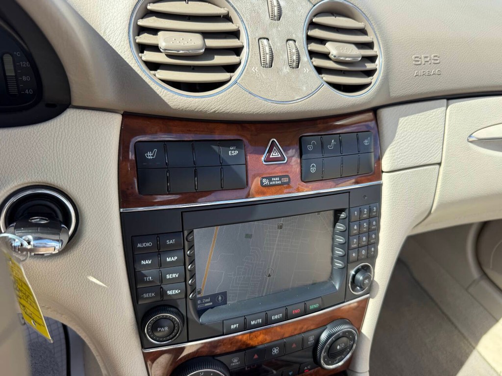 Mercedes-Benz CLK Vehicle Full-screen Gallery Image 24