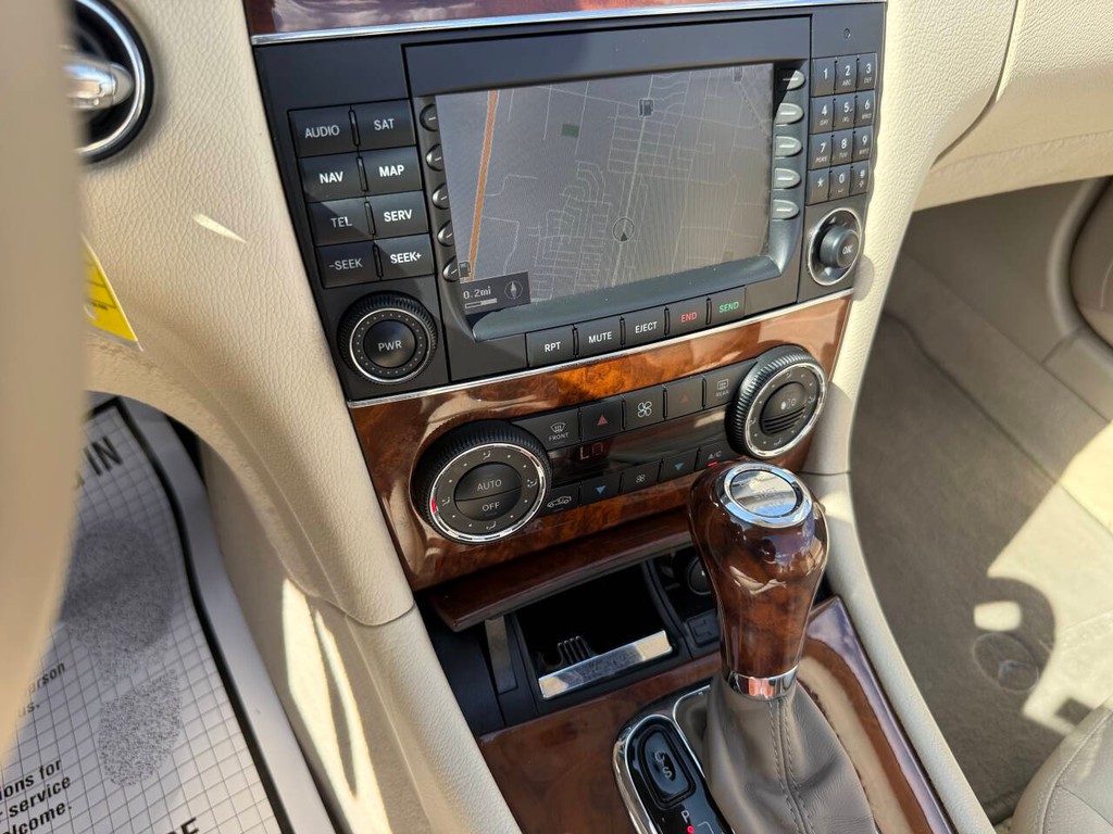Mercedes-Benz CLK Vehicle Full-screen Gallery Image 25