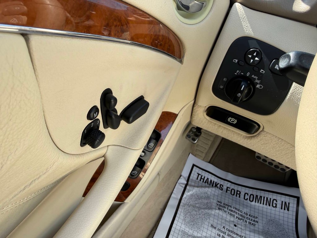 Mercedes-Benz CLK Vehicle Full-screen Gallery Image 27