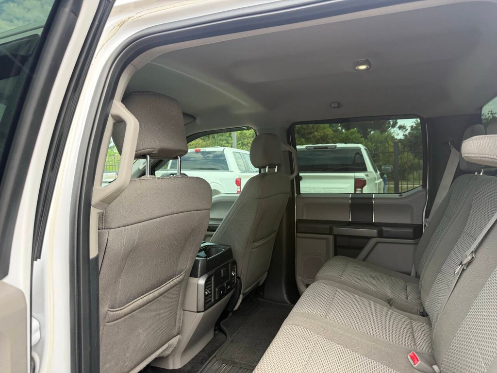 Ford F-150 Vehicle Full-screen Gallery Image 12