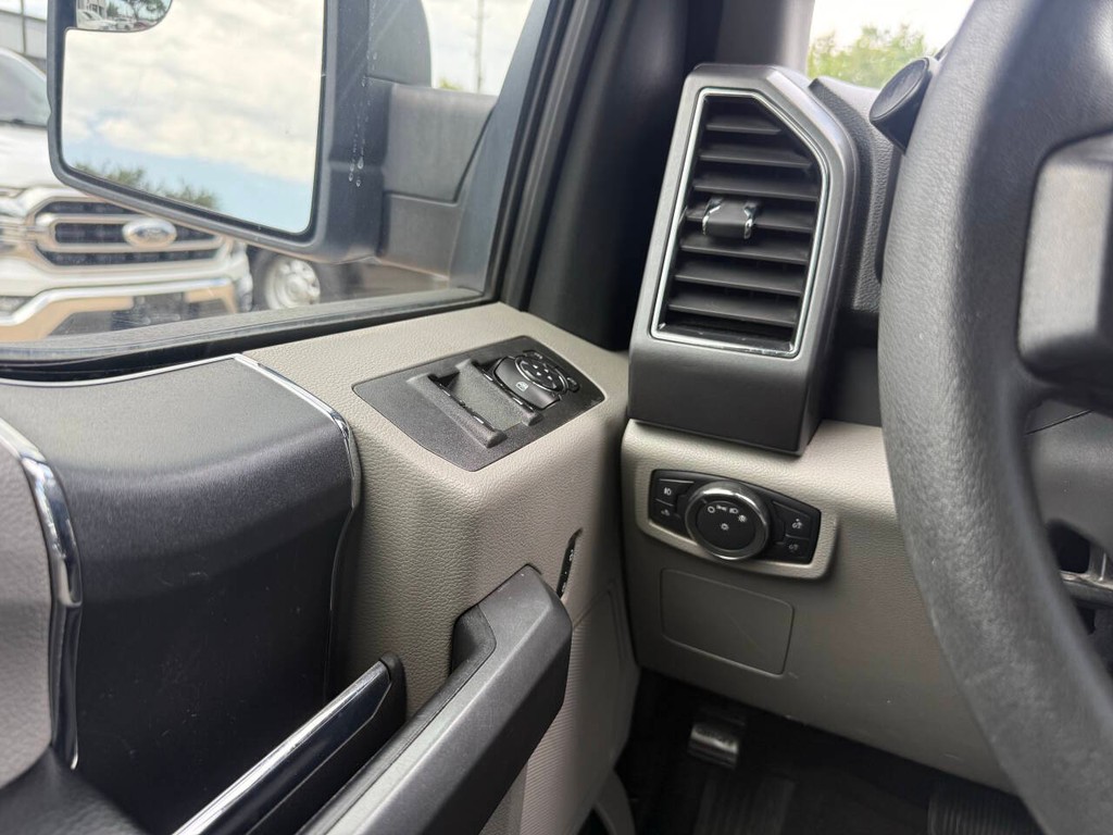 Ford F-150 Vehicle Full-screen Gallery Image 30