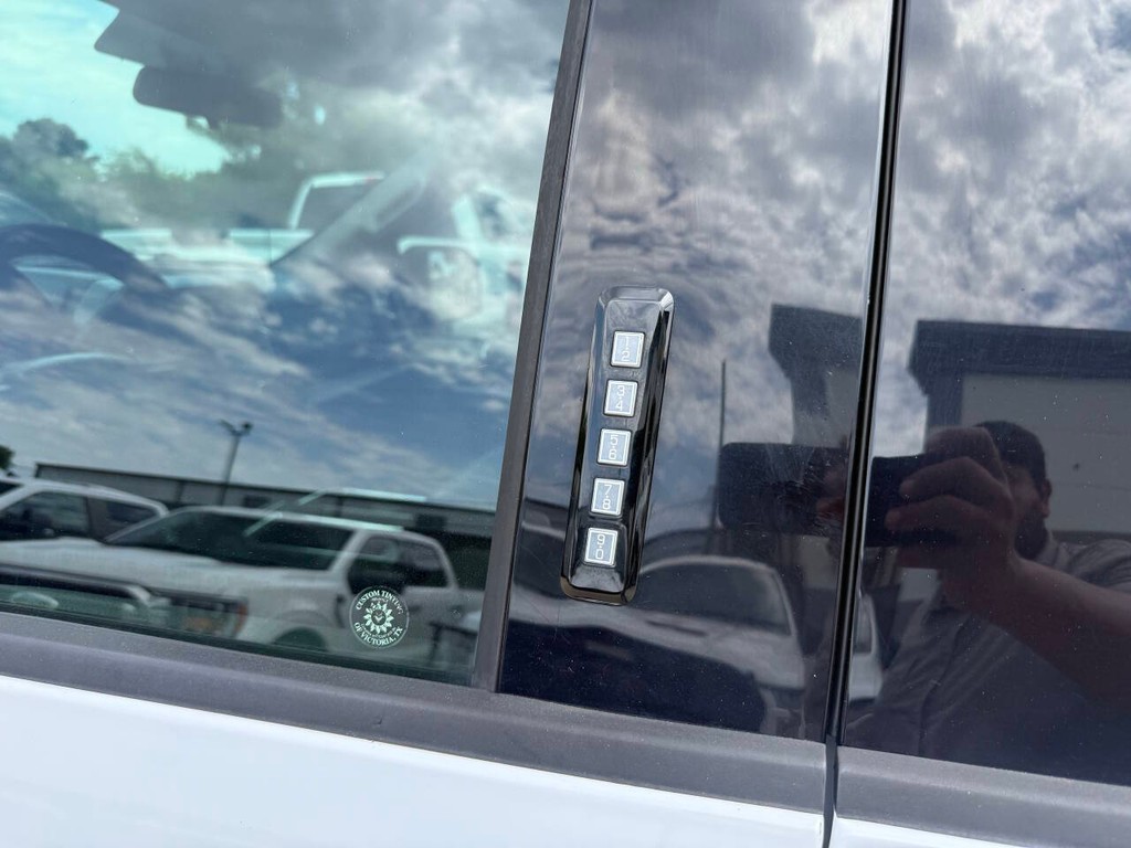 Ford F-150 Vehicle Full-screen Gallery Image 36
