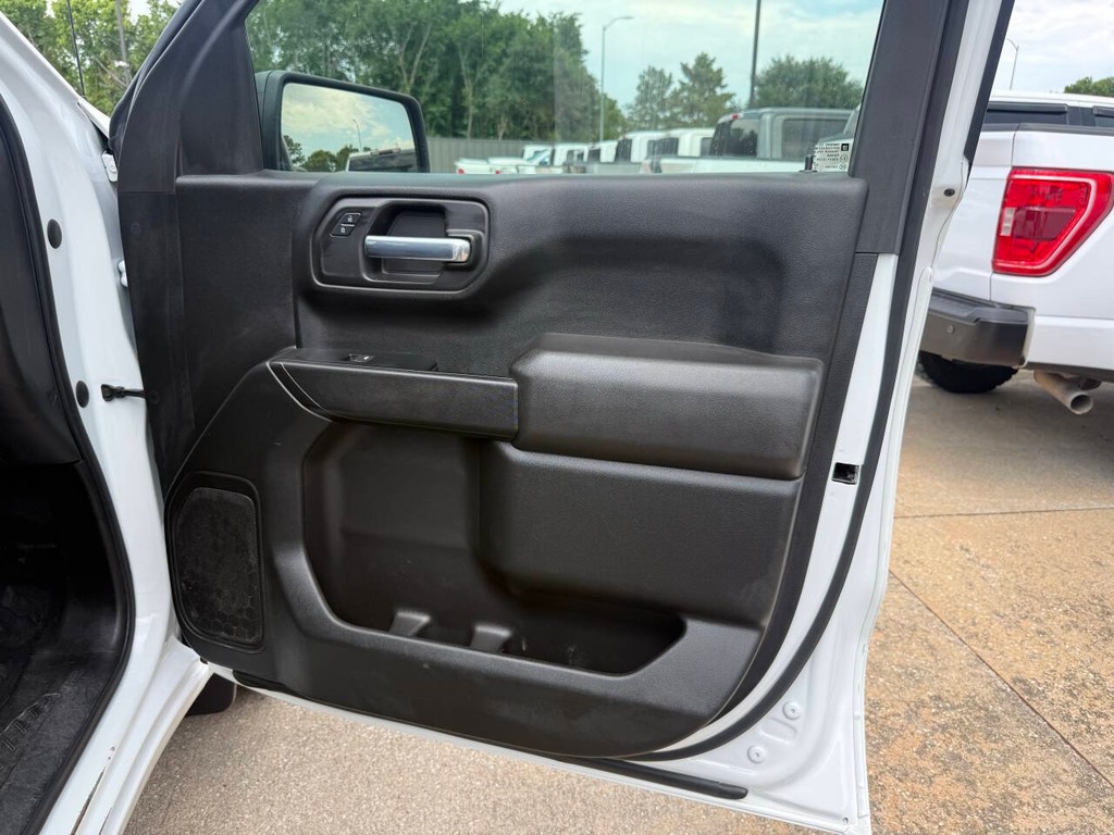 Chevrolet Silverado 1500 Vehicle Full-screen Gallery Image 11