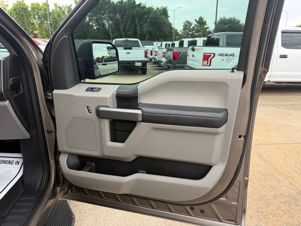 Ford F-150 Vehicle Full-screen Gallery Image 11