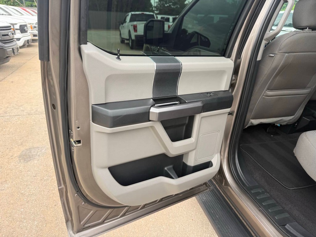 Ford F-150 Vehicle Full-screen Gallery Image 14