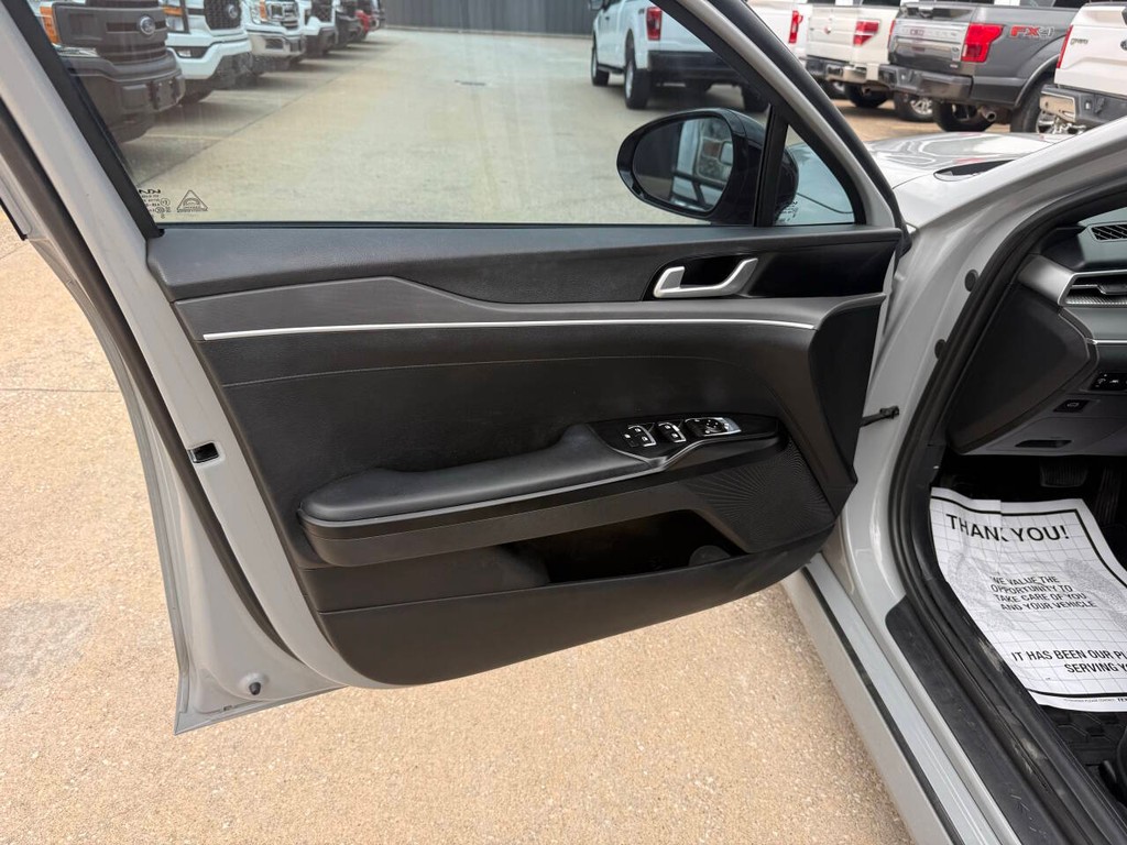 Kia K5 Vehicle Full-screen Gallery Image 08