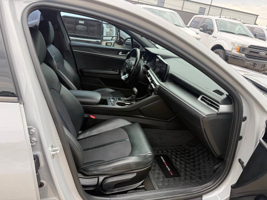 Kia K5 Vehicle Full-screen Gallery Image 10